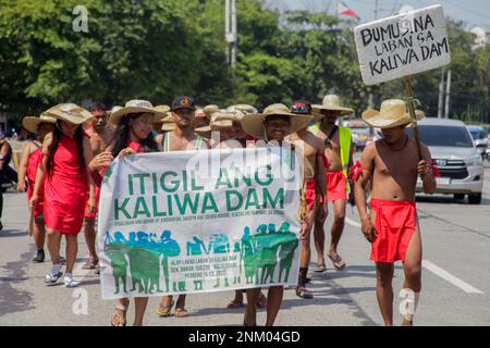 Quezon City, Philippinen. 23. Februar 2023. Etwa 300 Einheimische marschierten von General Nakar in Quezon in Richtung Malacañang-Palast, um gegen den Bau des Kaliwa-Staudamms zu protestieren. (Foto: Edd Castro/Pacific Press) Kredit: Pacific Press Media Production Corp./Alamy Live News Stockfoto