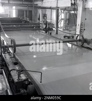 1950er, historisch, Papierherstellung in dieser Ära in der Papierfabrik in Brittains in Cheddleton, England, Großbritannien. Stockfoto