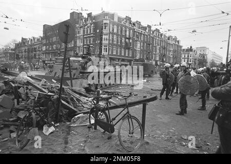 Niederländische Geschichte: Polizei und Armee mit gepanzerten Fahrzeugen und Panzern räumen Barrikaden in Vondelbuurt, Amsterdam; Bergungsbecken (besetzte Aufstände)ca. 3. März 1980 Stockfoto