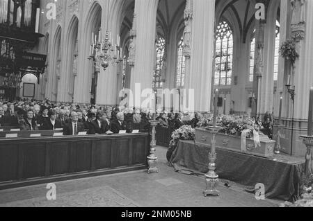 Bestattungsmesse des ehemaligen Premierministers De Quay in Sint Jan in Den Bosch; von links nach rechts geführter Minister Rietkerk, Premierminister Lubbers, Herr De Roy van Zuydewijn Ca. 1985 Stockfoto