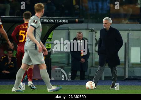 Rom, Italien. 23. Februar 2023. Jose Mourinho (Roma) während des zweiten Spiels der UEFA Europa League bei der Knockout-Runde der Etappe zwischen AS Roma und RB Salzburg im Stadio Olimpico am 23. Februar 2023 in Rom, Italien. (Kreditbild: © Giuseppe Fama/Pacific Press via ZUMA Press Wire) NUR REDAKTIONELLE VERWENDUNG! Nicht für den kommerziellen GEBRAUCH! Stockfoto