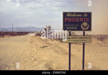 1970er Amerika: Ein Schild „Welcome to Phoenix“ am Stadtrand ca. 1972 Stockfoto