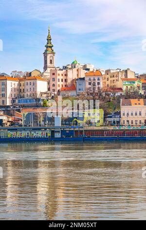 Schöne Aussicht auf das historische Zentrum von Belgrad am Ufer der Save, Serbien Stockfoto