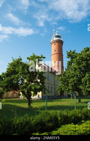 Leuchtturm der Ostsee in Jaroslawiec, kleines Küstendorf in Polen Stockfoto