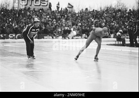 Niederländische Geschichte: Allround-Speed-Weltmeisterschaften für Männer in Heerenveen ​​Skating. Coach Egbert van 't Oever erteilt Hilbert van der Duim während seiner Fahrt auf den 10.000 Metern ca. 2. März 1980 Stockfoto