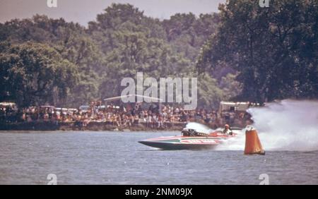 Amerika 1970er: Garmolz-Trophäenrennen am Detroit River--ein Wettbewerb für Wasserflugzeuge. „Redman“ schießt über die Kursmarkierung ca. 1973 Stockfoto