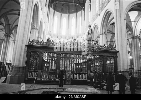 Niederländische Geschichte: Restaurierung von Nieuwe Kerk oder der Neuen Kirche in Amsterdam; innere und bronzefarbene Chorleinwand ca. 6. Februar 1980 Stockfoto