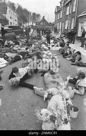 Letzter Tag der Aktion gegen die Kernenergie; Demonstranten lagen auf dem Boden, während Strohpuppen in Brand gesetzt wurden ca. 1985 Stockfoto