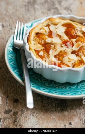 Hausgemachte vegane Mirabelle Mandeltörtchen. Stockfoto