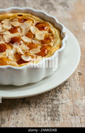 Hausgemachte vegane Mirabelle Mandeltörtchen. Stockfoto