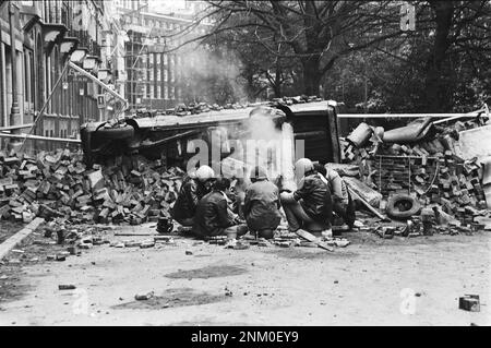 Niederländische Geschichte: Barrikaden rund um den Squat in der Vondelstraat Amsterdam; besetzte um das besetzte Gebäude (Unruhen in der Vondelstraat) ca. 1. März 1980 Stockfoto