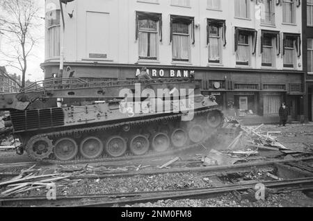 Niederländische Geschichte: Polizei und Armee mit gepanzerten Fahrzeugen und Panzern räumen Barrikaden in Vondelbuurt, Amsterdam; Bergungsbecken (besetzte Aufstände) ca. 3. März 1980 Stockfoto