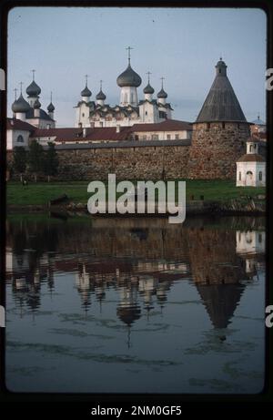 Der Klosterkomplex auf der Insel Solovetskii umfasst die Kathedrale der Verklärung des Erlösers (1558-1566), die Kirche des Heiligen Nikolaus (1832-1834) und die Kapelle des Heiligen Peter, die einen historischen Blick über die Bucht von Felicity bietet. Stockfoto