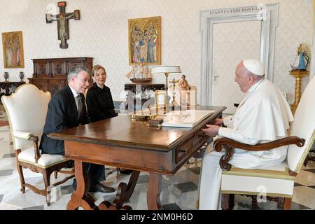 Vatikan, Vatikan. 24. Februar 2023. Italien, Rom, Vatikan, 2023/2/24. Papst Franziskus erhält Herrn Juan Santos, Friedensnobelpreisträger 2016 im Vatikan auf Publikumsfoto der Vatikanischen Medien / katholisches Pressefoto . BESCHRÄNKT AUF REDAKTIONELLE VERWENDUNG - KEIN MARKETING - KEINE WERBEKAMPAGNEN. Kredit: Unabhängige Fotoagentur/Alamy Live News Stockfoto