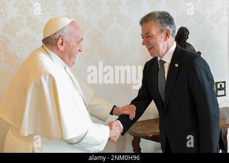 Vatikan, Vatikan. 24. Februar 2023. Italien, Rom, Vatikan, 2023/2/24. Papst Franziskus erhält Herrn Juan Santos, Friedensnobelpreisträger 2016 im Vatikan auf Publikumsfoto der Vatikanischen Medien / katholisches Pressefoto . BESCHRÄNKT AUF REDAKTIONELLE VERWENDUNG - KEIN MARKETING - KEINE WERBEKAMPAGNEN. Kredit: Unabhängige Fotoagentur/Alamy Live News Stockfoto