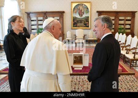 Vatikan, Vatikan. 24. Februar 2023. Italien, Rom, Vatikan, 2023/2/24. Papst Franziskus erhält Herrn Juan Santos, Friedensnobelpreisträger 2016 im Vatikan auf Publikumsfoto der Vatikanischen Medien / katholisches Pressefoto . BESCHRÄNKT AUF REDAKTIONELLE VERWENDUNG - KEIN MARKETING - KEINE WERBEKAMPAGNEN. Kredit: Unabhängige Fotoagentur/Alamy Live News Stockfoto