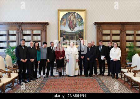 Vatikan, Vatikan. 24. Februar 2023. Italien, Rom, Vatikan, 2023/2/24. Papst Franziskus empfängt Moderatoren einiger Bewegungen und neuer Gemeinschaften im Publikum auf dem Foto des Vatikans von den Vatikanischen Medien / katholischen Pressefoto . BESCHRÄNKT AUF REDAKTIONELLE VERWENDUNG - KEIN MARKETING - KEINE WERBEKAMPAGNEN. Kredit: Unabhängige Fotoagentur/Alamy Live News Stockfoto