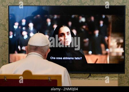 Vatikan, Vatikan. 24. Februar 2023. Italien, Rom, Vatikan, 2023/2/24. Papst Franziskus empfängt Mitglieder der Mutter-Cabrini-Delegation vor Publikum auf dem Foto des Vatikans von den Vatikanischen Medien / katholischen Pressefoto . BESCHRÄNKT AUF REDAKTIONELLE VERWENDUNG - KEIN MARKETING - KEINE WERBEKAMPAGNEN. Kredit: Unabhängige Fotoagentur/Alamy Live News Stockfoto