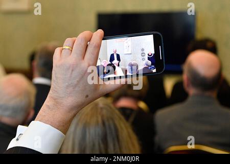 Vatikan, Vatikan. 24. Februar 2023. Italien, Rom, Vatikan, 2023/2/24. Papst Franziskus empfängt Mitglieder der Mutter-Cabrini-Delegation vor Publikum auf dem Foto des Vatikans von den Vatikanischen Medien / katholischen Pressefoto . BESCHRÄNKT AUF REDAKTIONELLE VERWENDUNG - KEIN MARKETING - KEINE WERBEKAMPAGNEN. Kredit: Unabhängige Fotoagentur/Alamy Live News Stockfoto