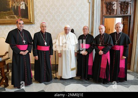 Vatikan, Vatikan. 24. Februar 2023. Italien, Rom, Vatikan, 2023/2/24. Papst Franziskus erhält mexikanische Bischofskonferenz vor Publikum auf einem Foto des Vatikans von Vatikanische Medien / katholisches Pressefoto . BESCHRÄNKT AUF REDAKTIONELLE VERWENDUNG - KEIN MARKETING - KEINE WERBEKAMPAGNEN. Kredit: Unabhängige Fotoagentur/Alamy Live News Stockfoto