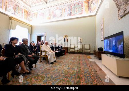 Vatikan, Vatikan. 24. Februar 2023. Italien, Rom, Vatikan, 2023/2/24. Papst Franziskus empfängt Mitglieder der Mutter-Cabrini-Delegation vor Publikum auf dem Foto des Vatikans von den Vatikanischen Medien / katholischen Pressefoto . BESCHRÄNKT AUF REDAKTIONELLE VERWENDUNG - KEIN MARKETING - KEINE WERBEKAMPAGNEN. Kredit: Unabhängige Fotoagentur/Alamy Live News Stockfoto