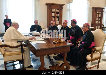 Vatikan, Vatikan. 24. Februar 2023. Italien, Rom, Vatikan, 2023/2/24. Papst Franziskus erhält mexikanische Bischofskonferenz vor Publikum auf einem Foto des Vatikans von Vatikanische Medien / katholisches Pressefoto . BESCHRÄNKT AUF REDAKTIONELLE VERWENDUNG - KEIN MARKETING - KEINE WERBEKAMPAGNEN. Kredit: Unabhängige Fotoagentur/Alamy Live News Stockfoto