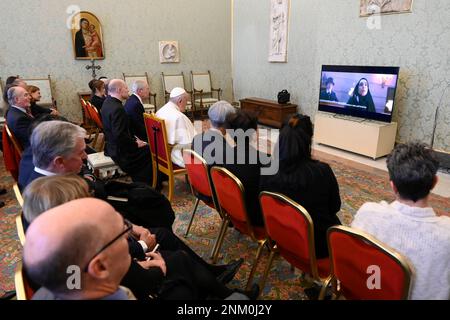 Vatikan, Vatikan. 24. Februar 2023. Italien, Rom, Vatikan, 2023/2/24. Papst Franziskus empfängt Mitglieder der Mutter-Cabrini-Delegation vor Publikum auf dem Foto des Vatikans von den Vatikanischen Medien / katholischen Pressefoto . BESCHRÄNKT AUF REDAKTIONELLE VERWENDUNG - KEIN MARKETING - KEINE WERBEKAMPAGNEN. Kredit: Unabhängige Fotoagentur/Alamy Live News Stockfoto