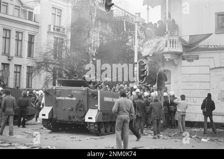 Niederländische Geschichte: Polizei und Armee mit gepanzerten Fahrzeugen und Panzern räumen die Barrikaden in Vondelbuurt, Amsterdam, und räumen Barrikaden (besetzte Aufstände) ca. 3. März 1980 Stockfoto