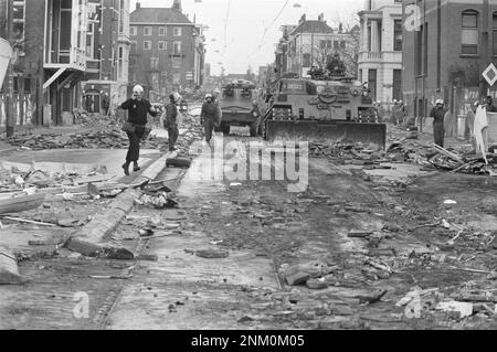 Niederländische Geschichte: Polizei und Armee mit gepanzerten Fahrzeugen und Panzern räumen Barrikaden in Vondelbuurt, Amsterdam; Bulldozer-Panzer (besetzte Aufstände) ca. 3. März 1980 Stockfoto