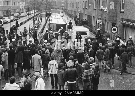 Niederländische Geschichte: ICH evakuiere 11 Hausbesetzer auf der Savierstraat in Amsterdam; Polizei, Hausbesetzer und Zuschauer rund um die evakuierten Gebäude ca. 8. Februar 1980 Stockfoto