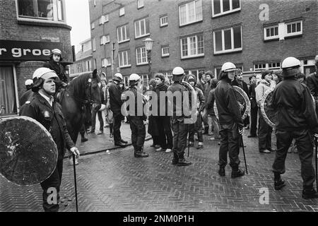 Niederländische Geschichte: Mobile Einheit evakuiert 11 Squats auf der Savierstraat in Amsterdam; Polizei auf dem Gelände ca. 8. Februar 1980 Stockfoto