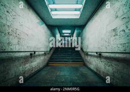 Leere Treppen im unterirdischen Tunnel Stockfoto