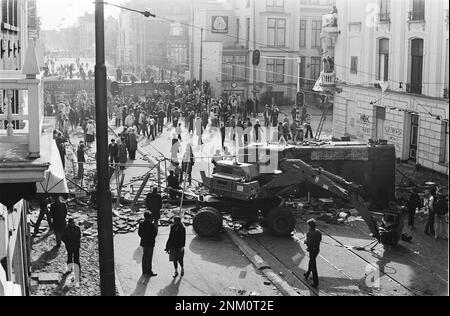 Niederländische Geschichte: Barrikaden um Wohnhäuser in der Vondelstraat Amsterdam; Ausblicke auf verbarrikadierte Straßen (Vondelstraat-Unruhen) ca. 1. März 1980 Stockfoto