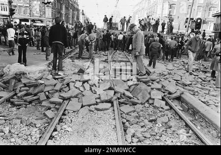 Niederländische Geschichte: Barrikaden um Wohnhäuser in der Vondelstraat Amsterdam; die Straße ist aufgebrochen (Unruhen in der Vondelstraat) ca. 1. März 1980 Stockfoto