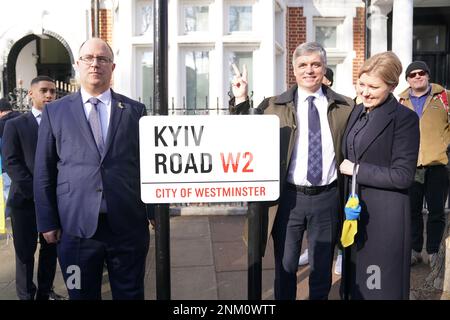 Anführer des Westminster Council Adam Hug (links) und ukrainischer Botschafter im Vereinigten Königreich, Vadym Prystaiko und seine Frau Inna mit einem Namensschild auf einer Westminster Street, die anlässlich des ersten Jahrestages der russischen Invasion der Ukraine in Kiew Road umbenannt wurde. Die neue Adresse umfasst einen kleinen Abschnitt der Bayswater Road, der vom Palace Court bis zur Ossington Street verläuft, und ist nicht weit von der russischen Botschaft entfernt. Foto: Freitag, 24. Februar 2023. Stockfoto