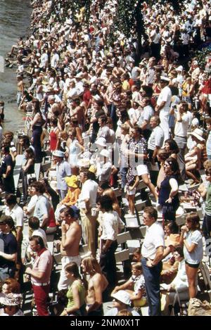 1970er Amerika: Menschenmenge am Ufer des Detroit River beim Gärtholz-Trophäenrennen--ein Wettbewerb von Wasserflugzeugen Ca. 1973 Stockfoto
