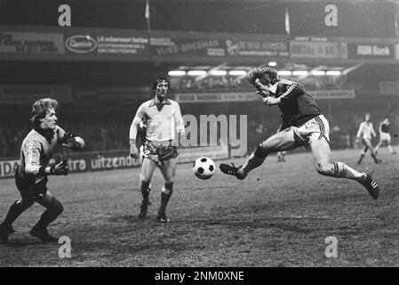 Niederländische Geschichte: AZ 67 gegen FC Utrecht 2-0, (KNVB Cup); Jaan de Graaf trifft, Torwart van Breukelen, Utrecht Spieler Wilbret Ca. 13. Februar 1980 Stockfoto