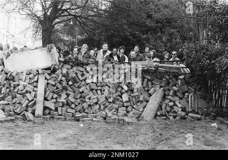 Niederländische Geschichte: Barrikaden rund um Squat in Vondelstraat Amsterdam; eine der Barrikaden (Vondelstraat Riots)ca. 1. März 1980 Stockfoto