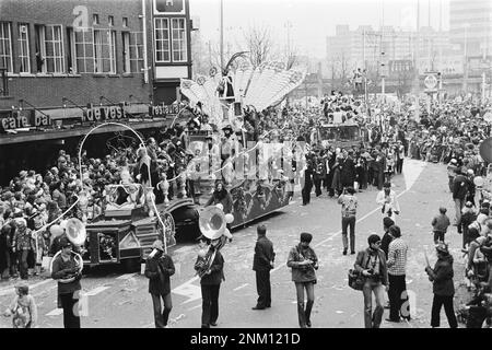 Niederländische Geschichte: Der Karneval begann; Überblick über die Karnevalsparade in Eindhoven, Paradenwagen und die Menschenmassen, die ca. 16. Februar 1980 Stockfoto