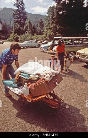 1970er Vereinigte Staaten: Familienbesuch auf dem Campingplatz Oswald West in Kalifornien ca. 1972 Stockfoto