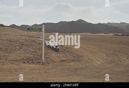 1970er Amerika: Städtische Ausdehnung, eine neue Unterteilung, die am Rande einer unbekannten Stadt in Arizona gebaut wird (wahrscheinlich Fountain Hills, AZ) ca. 1972 Stockfoto