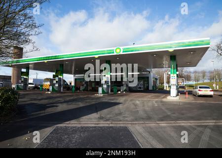 Vorplatz der BP British Petroleum Tankstelle mit Pumpen bei Frankley Autobahn Services, auf der Autobahn M5 (in der Nähe der Anschlussstelle 3), in Richtung Norden. UK. (133) Stockfoto