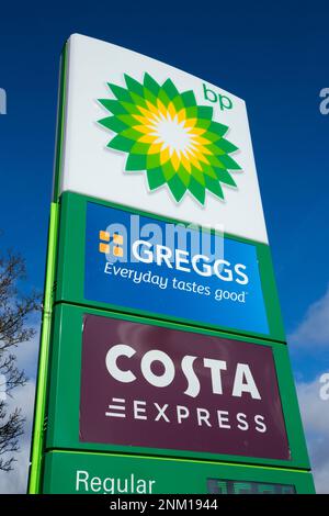 Schild an der BP British Petroleum Tankstelle am Vorplatz der Frankley Autobahn Services, an der Autobahn M5. Greggs, der Bäcker und Costa Express, versorgen Gäste an der Tankstelle mit Kaffee. UK. (133) Stockfoto
