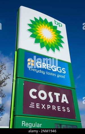Schild an der BP British Petroleum Tankstelle am Vorplatz der Frankley Autobahn Services, an der Autobahn M5. Greggs, der Bäcker und Costa Express, versorgen Gäste an der Tankstelle mit Kaffee. UK. (133) Stockfoto