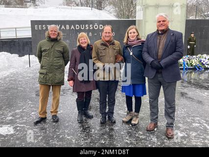 Tallinn, Estland. 24. Februar 2023. Mitglieder der Delegation der Parlamentarischen Fraktion Ostsee mit Gereon Bollmann (AfD, l-r), Bettina Hagedorn (SPD), Alexander Graf Lambsdorff (FDP), Hanna Steinmüller (Bündnis 90/die Grünen) Und Markus Grübel (CDU) nehmen an einer Kranzlegen-Zeremonie am Unabhängigkeitskriegsdenkmal auf dem Freedom Square Teil, als Teil der Feierlichkeiten anlässlich des 105. Jahrestages der Republik Estland. Kredit: Alexander Welscher/dpa/Alamy Live News Stockfoto