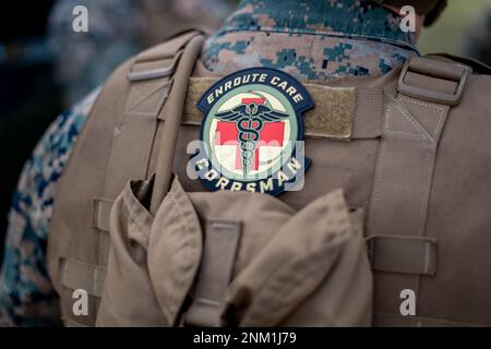 Ein Sanitäter des Krankenhauses mit Rolle II, Logistik Kampfelement, Marine Rotational Force - Darwin bereitet sich auf den Transport simulierter Verletzte in Mount Bundey Training Area, Northern Territory, Australien, 4. August 2020 vor. Stockfoto