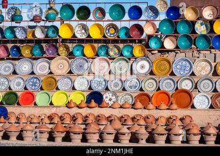 Afrika, Marokko, Südmarokko, Ouarzazate, Verkaufsstand für Keramik an der Straße N9 Stockfoto