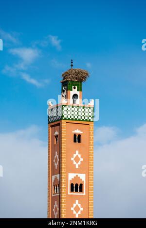 Afrika, Marokko, Südmarokko, Ait-Ben-Haddou, Minarett mit Storchennest in der Neustadt Stockfoto