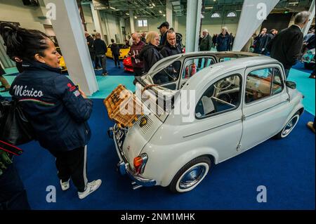 London, Großbritannien. 24. Februar 2023. Der originale fiat 500 in verschiedenen Gestaltungen, darunter ein weiches Verdeck für Picknicks und eine verbesserte Abarth Rallye-Version - die London Classic Car Show in Olympia. Es ist die wichtigste Ausstellung der Hauptstadt für Besitzer von Oldtimern, Sammler, Experten und Enthusiasten. Kredit: Guy Bell/Alamy Live News Stockfoto