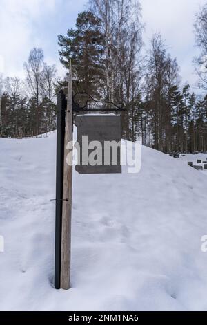 Leeres antikes Holzschild, das im Winter an der Stange hängt Stockfoto